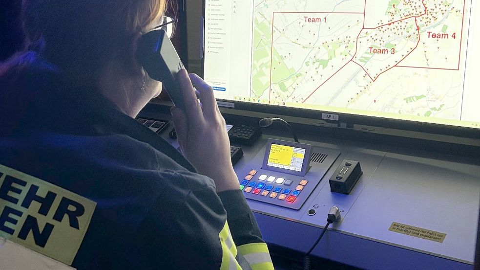 Mindestens einmal die Woche hat die Uplengerin Feuerwehr-Dienst. Im Einsatzleitwagen ist sie für Koordination und die Kommunikation nach außen zuständig. Foto: Heinig