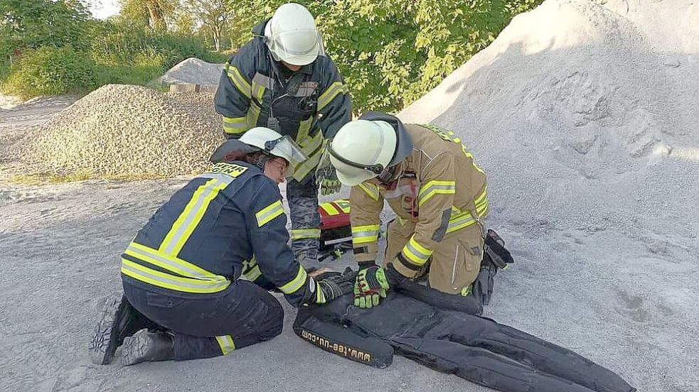 Die intensive Zusammenarbeit im Team ist für Saathoff (vorne links) das Schönste an der Feuerwehr. Dazu zählen auch Einsatzübungen wie diese. Foto: Feuerwehr Uplengen