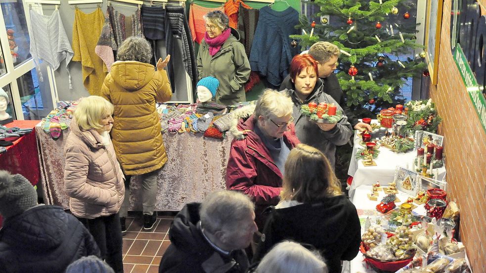 Wie in den vergangenen Jahren können die Besucher beim Weihnachtsmarkt in Bunde ausgiebig stöbern. Foto: Wolters/Archiv