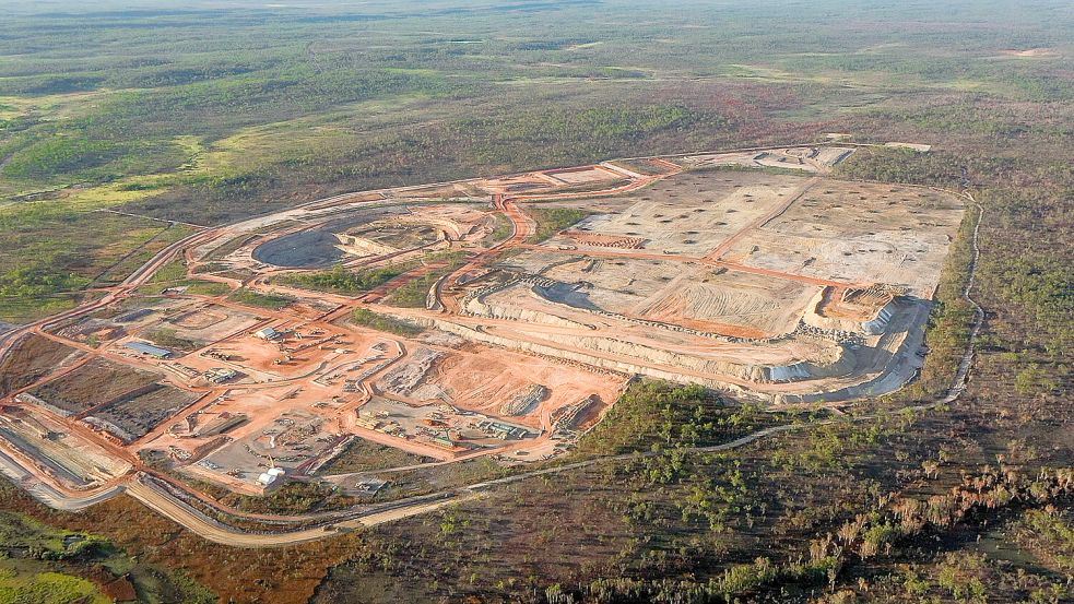 Eine Luftaufnahme der Lithiummine Finniss von Core Lithium im Northern Territory, Australien. Lithium ist einer der zentralen Rohstoffe für die Produktion von Batteriezellen beispielsweise für Elektrofahrzeuge. Foto: dpa/AAP/Fleet Space Technologies