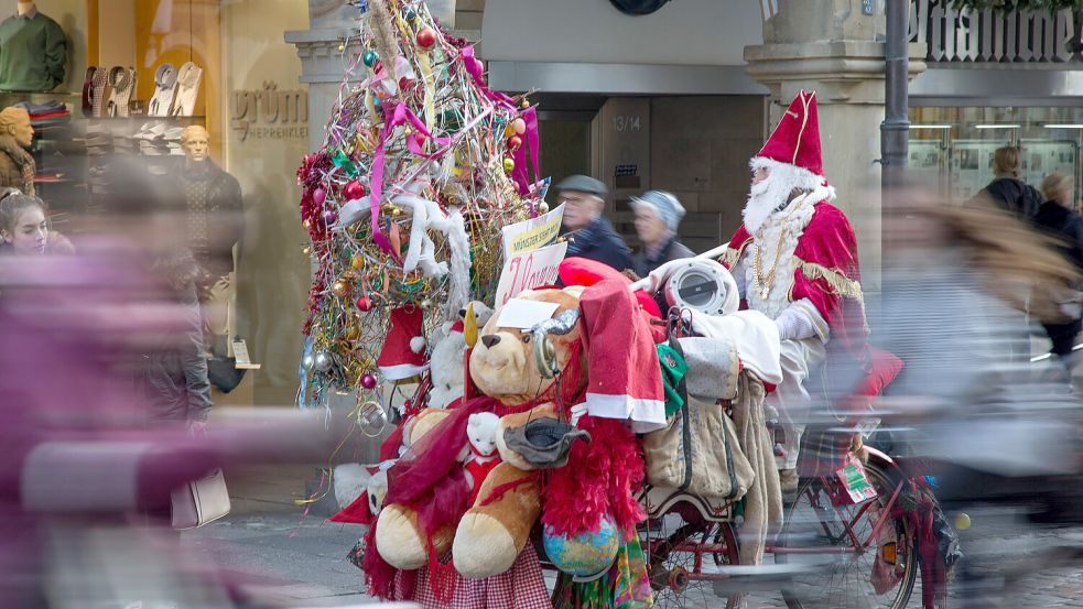 In Münster fährt der Weihnachtsmann Fahrrad – zum Weihnachtsmarkt kommt man auch mit der Bahn. Foto: Friso Gentsch/dpa