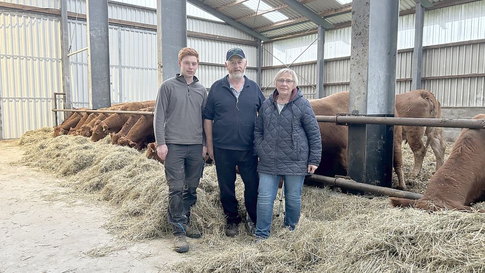 Hilko, Manfred und Annemarie Pupkes führen einen landwirtschaftlichen Betrieb in Cirkwehrum. Foto: Weiden