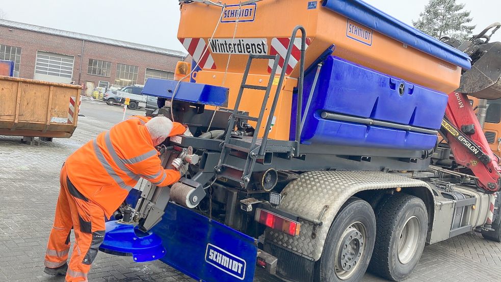 Streufahrzeuge, wie hier auf dem Betriebshof der Stadt Aurich, waren am Donnerstagmorgen im Einsatz. Foto: Romuald Banik