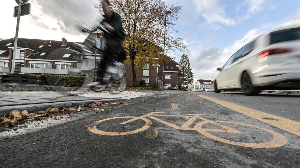 In der Fockenbollwerkstraße wird der Radverkehr auf der linken Seite der Fahrbahn geführt. Der ADFC findet das riskant. Foto: Ortgies