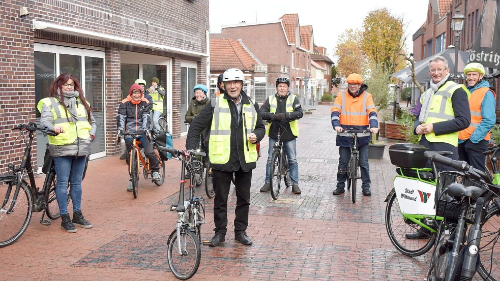 Verkehrsplaner Prof. Dr. Heiner Monheim (mit weißem Helm) nahm an einer Fahrradbereisung in Wittmund teil. Foto: Hochmann