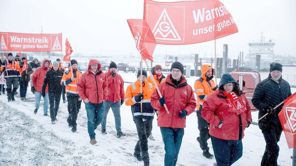 Auch vor der Konzernzentrale von Ørsted in Norddeich wurde am Donnerstag die Arbeit niedergelegt. Foto: IG Metall