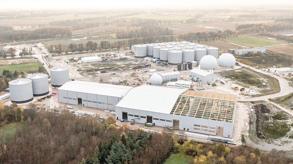 Das Luftbild zeigt die Dimensionen der am und im Ems-Dollart-Ring entstehenden Biogasanlage. Foto: Schiwyair Medienproduktion