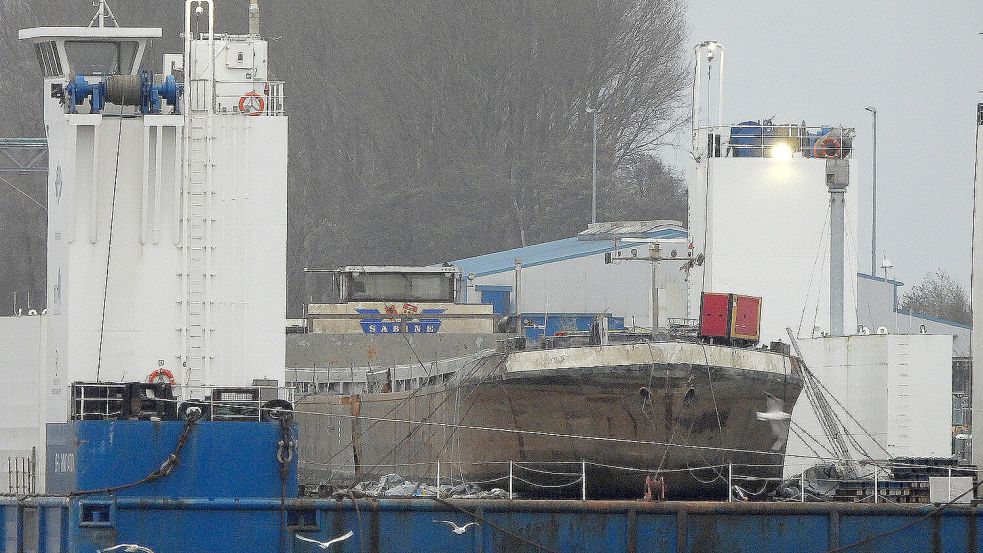 Nach einer aufwendige Bergung war das Binnenschiff „Sabine“ am 21. November endlich auf dem Halbtaucher-Dockschiff „BHV Innovation“ festgemacht. Jetzt ist es auf dem Weg nach Wilhelmshaven. Foto: F. Doden