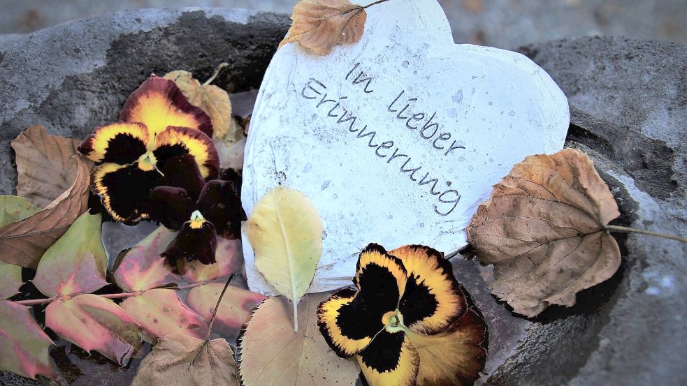 Im Herbst kümmern sich viele um die Gräber und gedenken der Verstorbenen. Foto: Pixabay