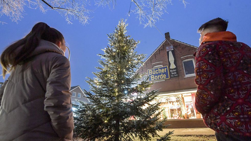 Einen Weihnachtsbaum am Eingang von Loga hatte sich Ralf Borde lange gewünscht. Nun ist sein Wunsch erfüllt worden. Foto: Ortgies