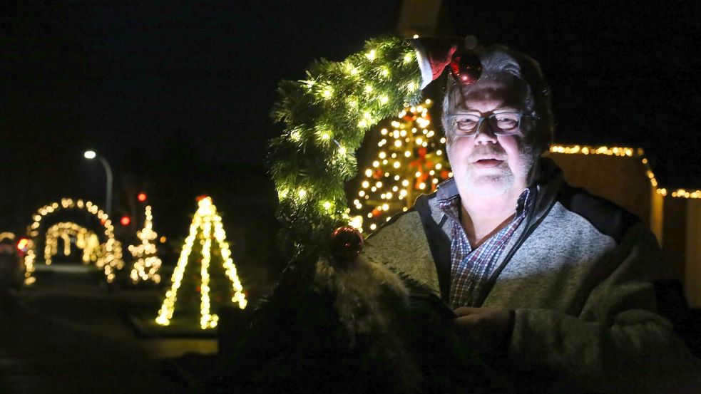 Im Advent wird Ewald Hagedorn aus Wiesederfehn zum Weihnachtswichtel und bringt unter anderem mit Nachbarn seine Straße zum Leuchten. Foto: Böning