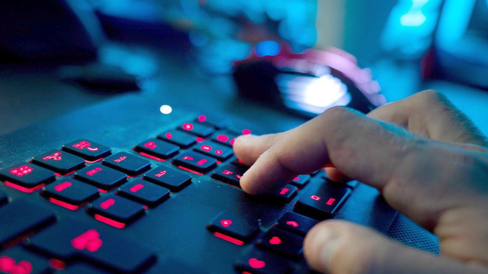 Ein Mann sitzt am Rechner und tippt auf einer Tastatur. Die IHK warnt vor Cyberkriminellen. Foto: DPA