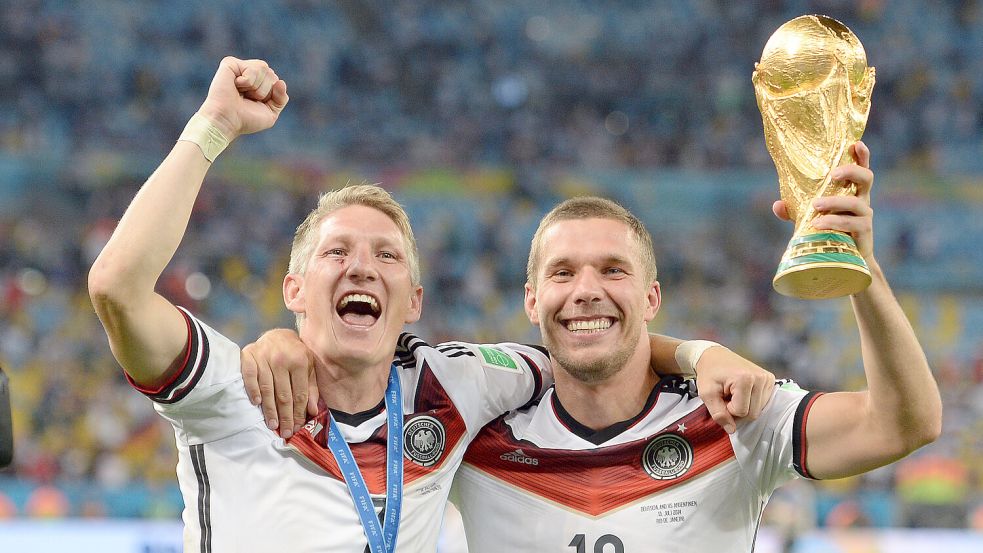 Der größte Triumph von Lukas Podolski (rechts) war der WM-Titel 2014. Den feierte er auch ausgelassen mit seinem Kumpel Bastian Schweinsteiger. Foto: Imago