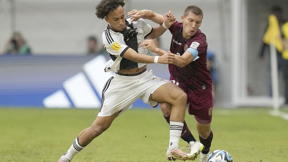 Der Hamburger Eric da Silva Moreira (links) vom FC St. Pauli hat mit Deutschland das Finale der U17-WM erreicht. Foto: DPA