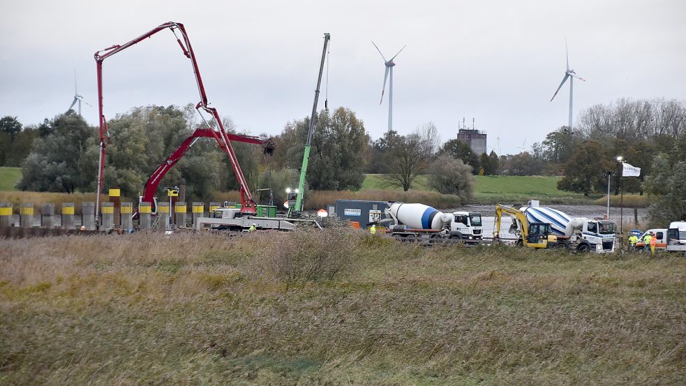 Betonmischer haben Anfang November 2023 rund 1100 Kubikmeter Beton zur Großbaustelle der Friesenbrücke gebracht. Gegossen wurde die Unterwasserbetonsohle für das Hub-Dreh-Brückenelement. An diesem Freitag, 1. Dzember 2023, kann die Baustelle besichtigt werden.Foto: Ammermann