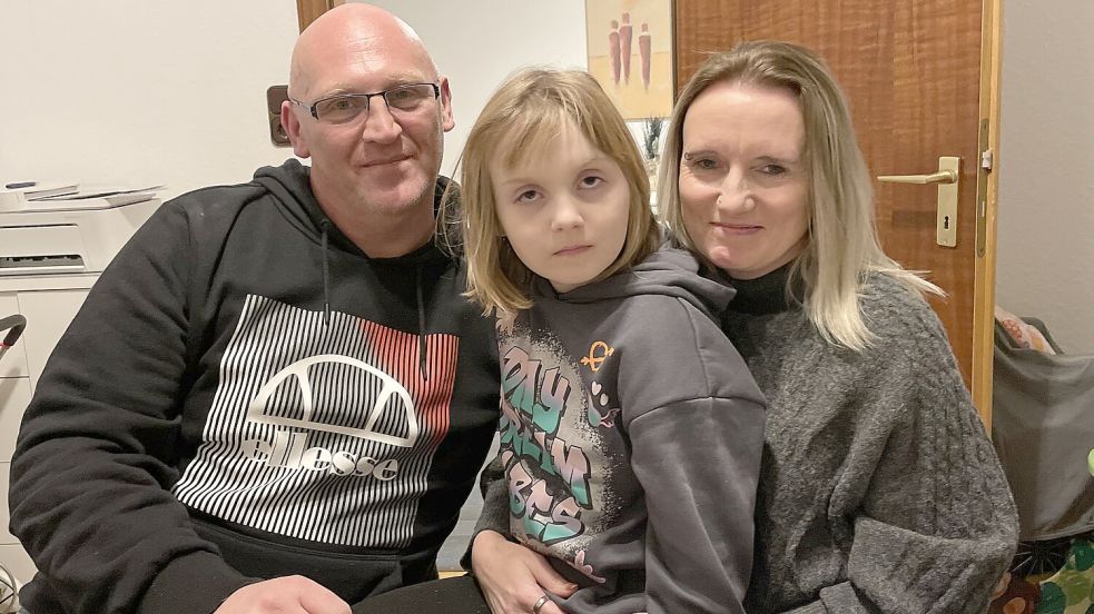 Ein eingeschworenes Kämpferteam: Die Eltern Reiner und Michaela Boes mit ihrer Tochter Liah-Mara. Foto: Schuurman