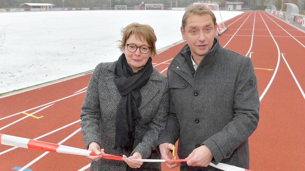 Innenministerin Daniela Behrens eröffnete zusammen mit Uplengens Bürgermeister Heinz Trauernicht die neue Sportanlage an der Höststraße. Die Tartanbahn konnte genutzt werden, der Kunstrasenplatz war gesperrt. Fotos. Ortgies