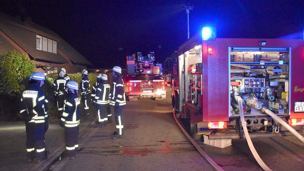 Die Einsatzkräfte der Feuerwehren Rhaudermoor und Westrhauderfehn waren schnell vor Ort. Foto: Ammermann