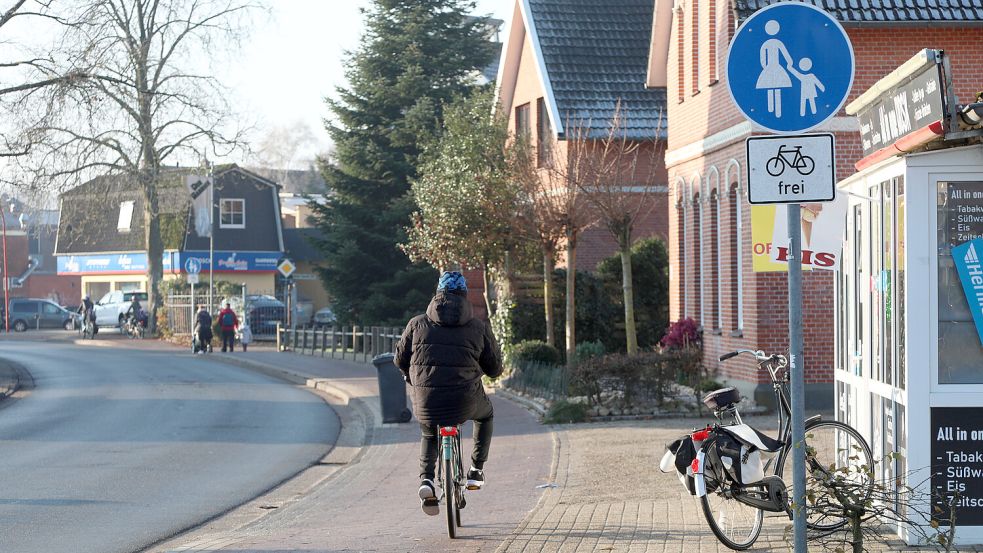 Ein Fahrradfahrer fährt am Hoheberger Weg entlang. Foto: Heino Hermanns
