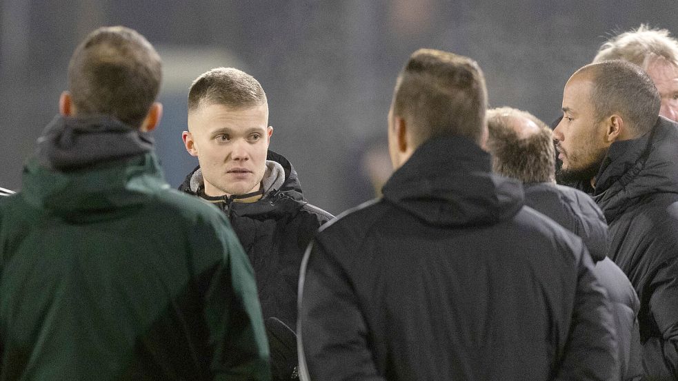 Der 25-jährige Schiedsrichter Tim Otto (Mitte) traf letztlich eine bei den Emdern unpopuläre Entscheidung.