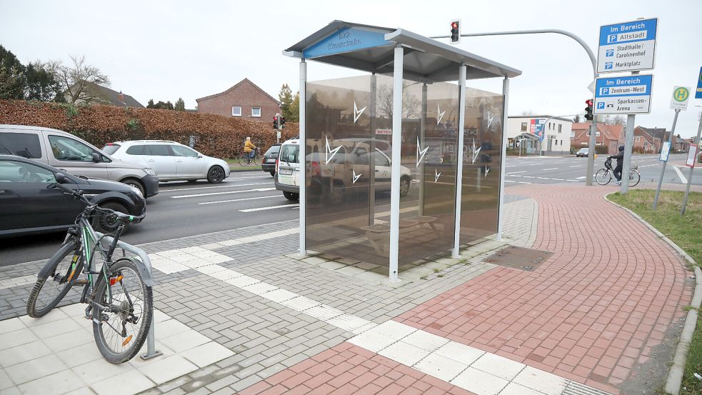 Die Haltestelle B 72/Kreuzstraße in Aurich wurde umgebaut und mit transparenten Gläsern ausgestattet. Foto: Romuald Banik