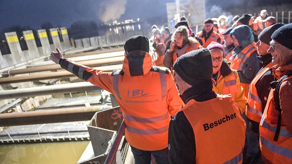 Während der Baustellenführungen gab es viele Informationen für die Besucher. Die Gäste durften sogar auf die Arbeitsplattform, die über die Ems führt. Im Bild ist links der künftige Betonsockel zu sehen, auf dem sich später das Hub-Dreh-Brückenteil befinden wird. Foto: Ortgies