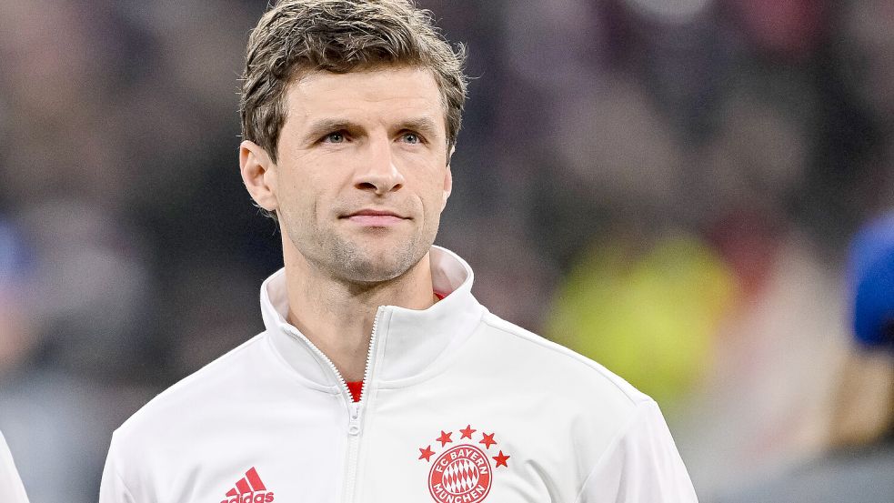 Bayern-Star Thomas Müller filmt sich beim Schneeschieben und witzelt über die Spielabsage in der Bundesliga. Foto: imago images/Langer
