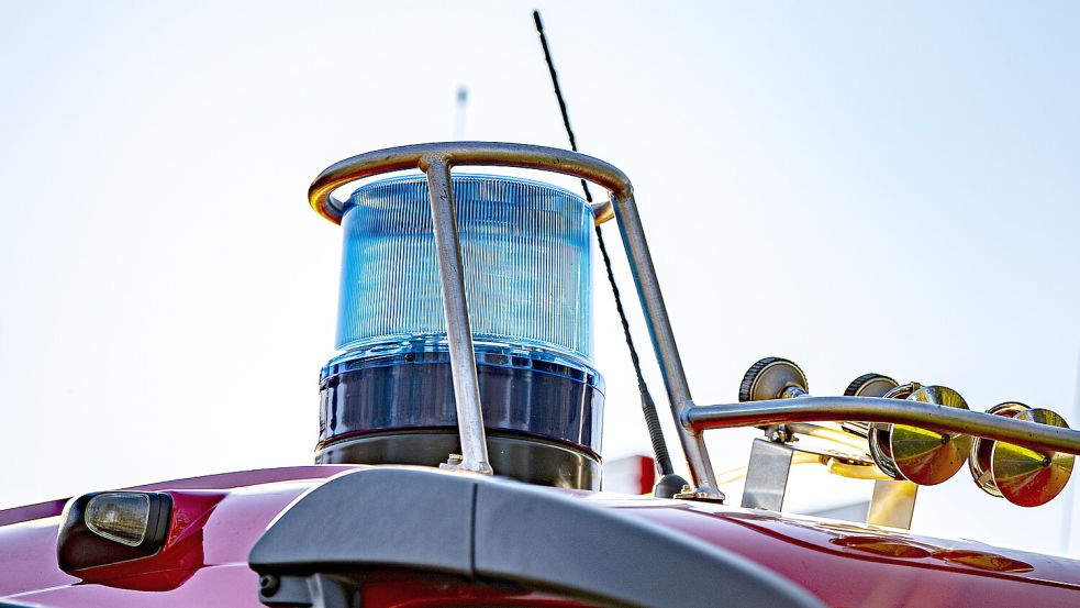 Auf dem Dach eines Einsatzfahrzeugs der Feuerwehr ist ein Blaulicht zu sehen. Foto: DPA