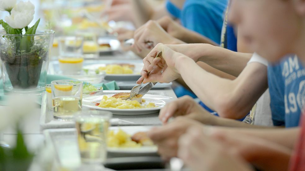 Ein Blick in die Mensa einer Schule. Foto: DPA