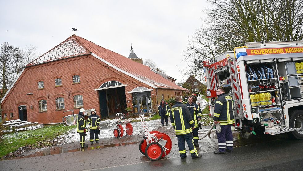 Weil ein Feuer im Gulfhof Diekskiel gemeldet wurde, rückte die Feuerwehr Krummhörn mit einem Großaufgebot aus. Foto: Wagenaar