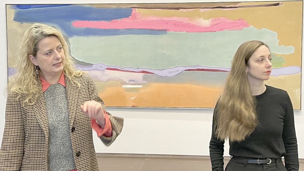 Die Kuratorinnen Christina Végh und Laura Rehme vor Helen Frankenthalers Gemälde „April Mood“ von 1974. Foto: Stefan Lüddemann