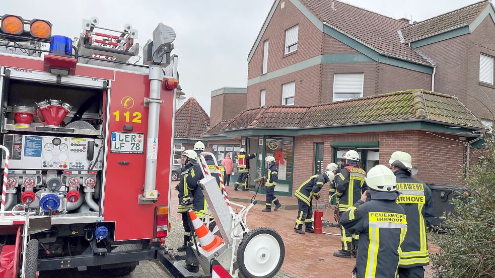 Kurz nach der Alarmierung trafen Helfer der Feuerwehr Ihrhove bei der Apotheke ein. Foto: David Ammermann