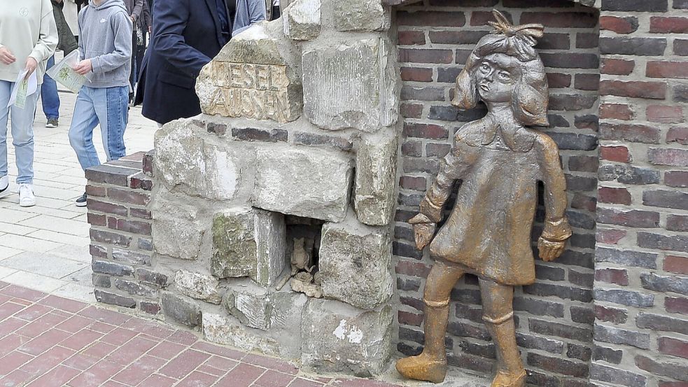 Der Liesel-Aussen-Platz wurde 2022 offiziell eröffnet. Die Plastik zeigt das jüdische Mädchen, nach dem der Platz benannt wurde. Foto: Wolters/Archiv