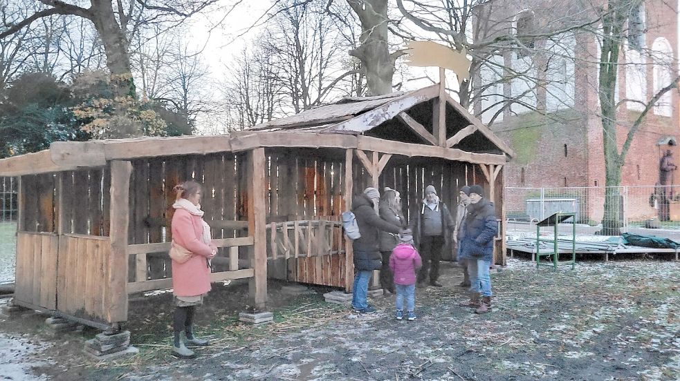 Neben dem Kirchturm auf dem Norder Mittelmarkt wird die Geschichte von Jesu Geburt gespielt. Foto: Rebecca Kresse