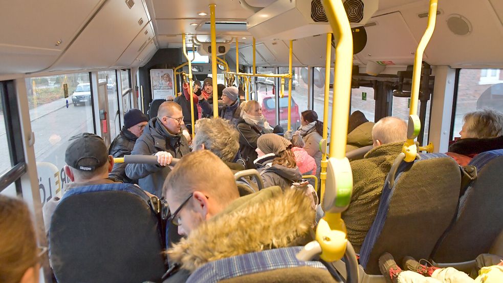 Viele Gäste nutzten das kostenlose Angebot der Bahn und fuhren von Leer aus mit dem Bus zur Baustelle. Foto: Ortgies