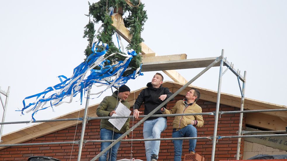 Sitzt der Richtkranz? Bauleiter Hendrik Wiesmann (von links), Johannes Krieger und Polier Marcel Mönter sind nah dran. Foto: Ferber