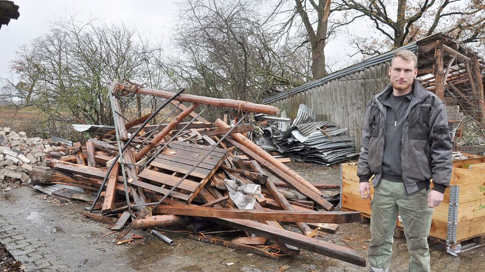 Alke Reck steht vor den Trümmern, die nach der Windhose über das gesamte Grundstück verteilt lagen. Bis zu 20 Helfer waren am Wochenende gleichzeitig im Einsatz, um seiner Familie beim Aufräumen zu helfen. Foto: Ullrich