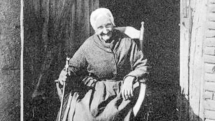 Jantje Willms Brinkmann auf einem Stuhl vor dem Eingang ihrer Moorkate im Alter von 103 Jahren. Foto: Verlag Print Media