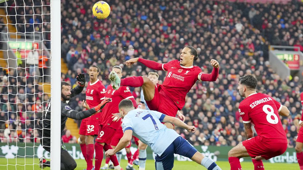 Bei Fans des englischen Fußballs steht das Trikot des FC Liverpool hoch im Kurs. Foto: DPA