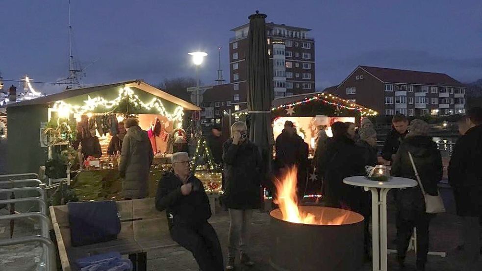 Am Hafentor wird es gemütlich bei dem kleinen Weihnachtsmarkt. Foto: Archiv