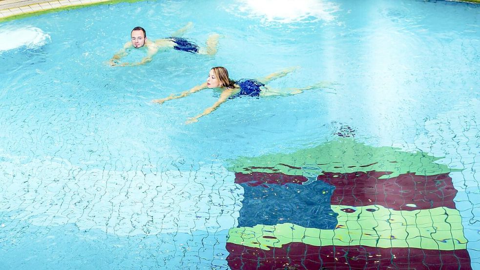 So kennt man die "Oase" in Greetsiel. Wie wird das Schwimmbad bloß nach der Wiedereröffnung als "Koppke" (Teetasse) aussehen? Foto: Touristik