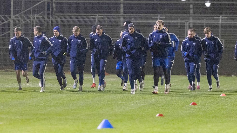 Nach der kurzfristigen Absage ließ Stefan Emmerling sein Team im Ostfrieslandstadion eine Trainingseinheit absolvieren. Damit wollte er auch zeigen: Es hätte aus seiner Sicht gespielt werden können. Foto: Doden/Emden