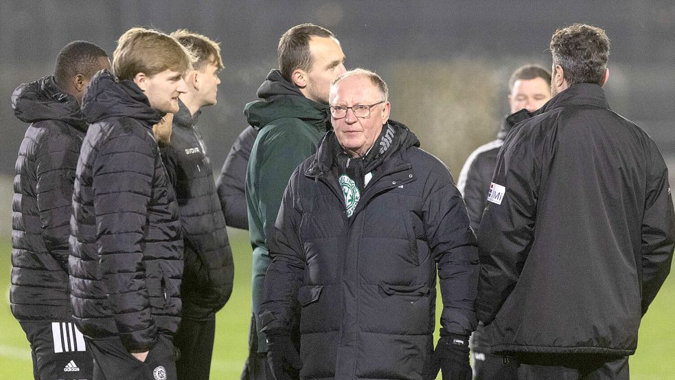 Der SV Ramlingen-Ehlershausen um Klubboss Kurt Becker (Mitte) muss nun nochmal nach Emden reisen. Foto: Doden/Emden