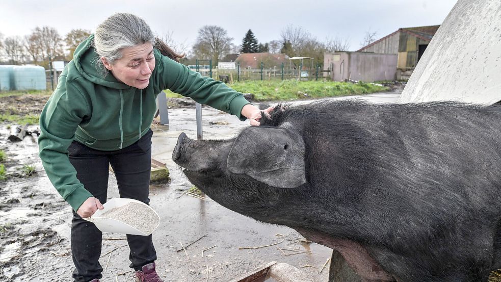 Mit Futter lockt Nadja Poppen Bobby aus seiner Hütte.