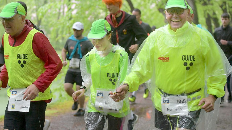 Die blinde Lia Hardy wird von Guides beim Laufen begleitet. Fotos: Ortgies