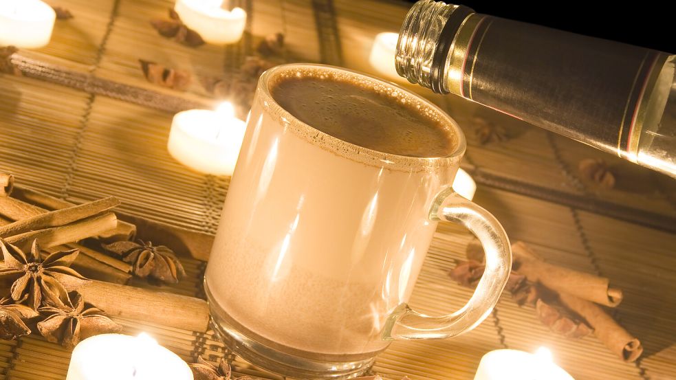 Heißer Kakao mit Schuss: Das Weihnachtsmarktgetränk Lumumba geht auf einen Freiheitskämpfer aus dem Kongo zurück. Ist der Name deshalb rassistisch? Foto: imago images/Pond5 Images