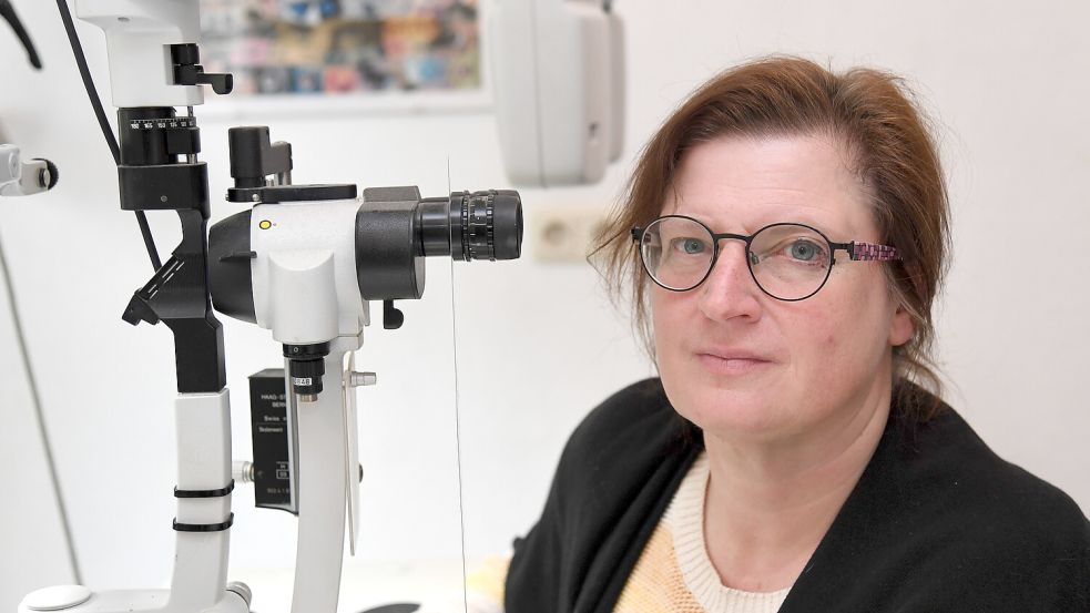 Die Wiesmoorer Augenärztin Dr. Peggy Hellenthal an einem ihrer teuren Diagnose-Geräte. Foto: Ellinger