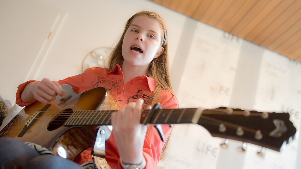 Lia Hardy singt und spielt in einem Gitarrenchor. Dafür übt sie auch kniffeligste Griffe ein – das bereitet ihr sogar besonderen Spaß. Foto: Ortgies