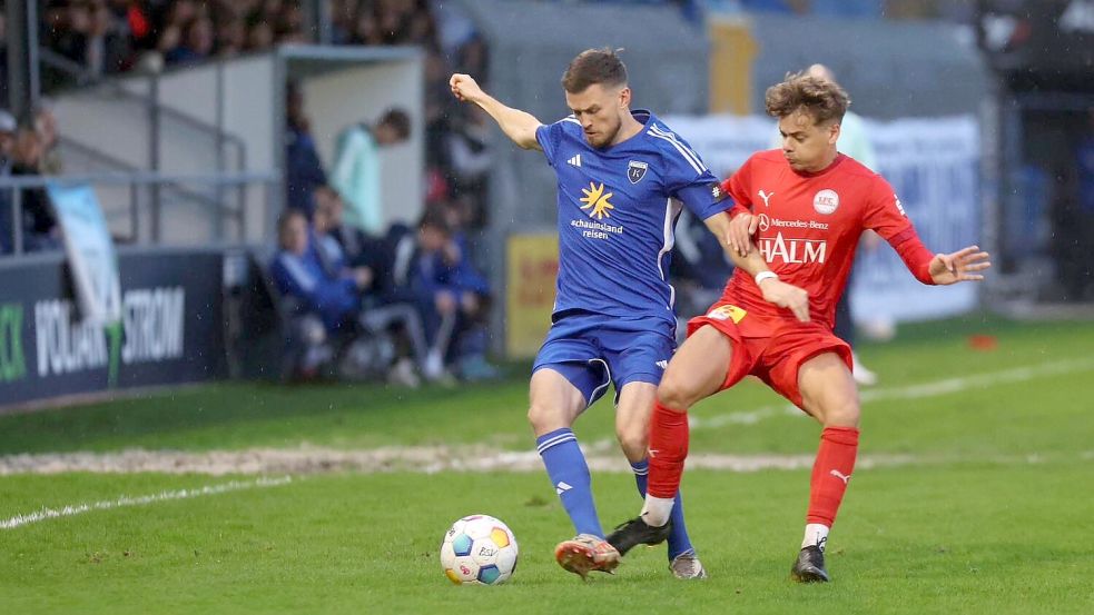 Kickers Emden (links Dennis Engel) empfängt auf tiefem Geläuf Germania Egestorf-Langreder. Foto: Doden, Emden