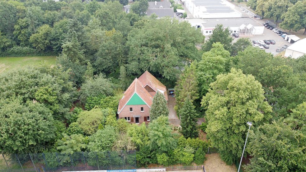 Zwischen Lebenshilfe und einem Fußballplatz liegt an der Euregiostraße in Nordhorn ein Wohnhaus. Hier wurde im Mai die Leiche eines Mannes gefunden. Foto: Henrik Hille